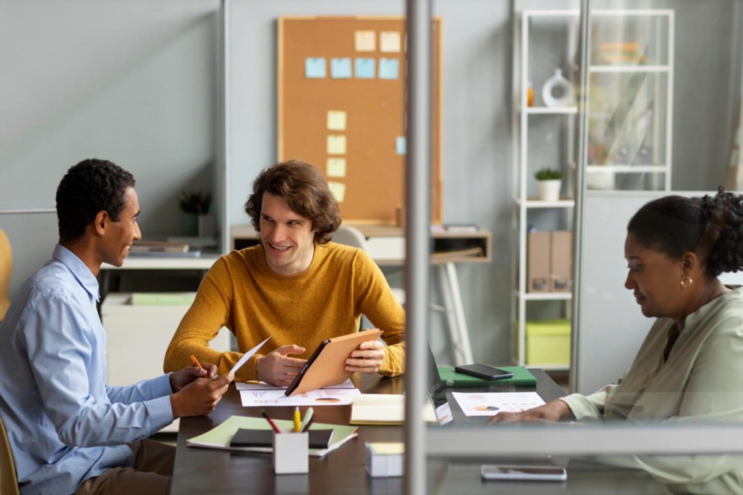 Profesionales colaborando en análisis financiero